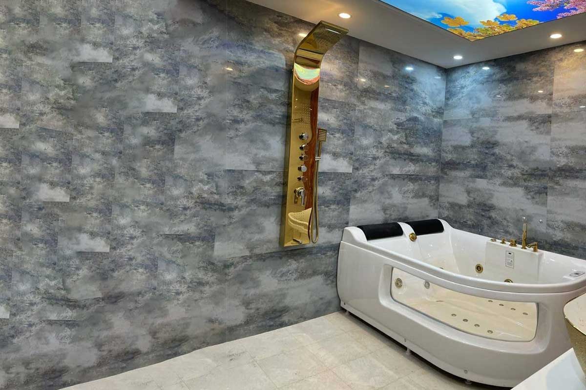 جکوزی دو‌نفره شاینی مدل 033 نصب‌شده در داخل آپارتمان تهران
